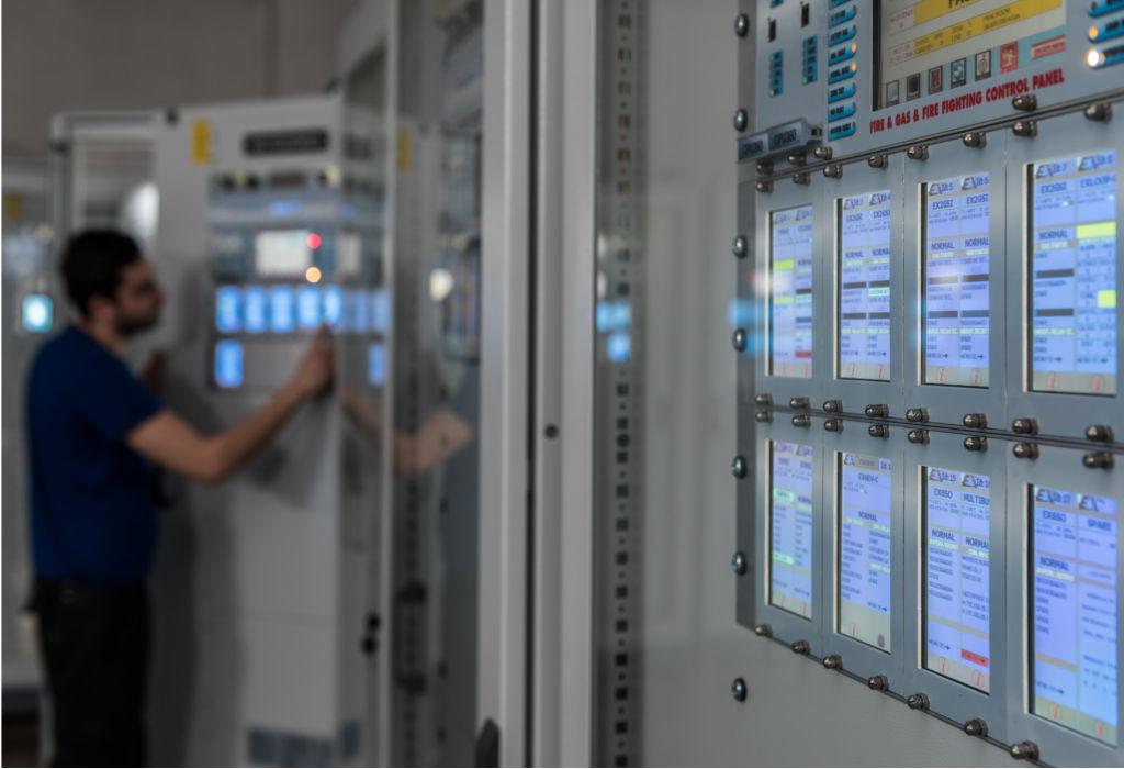 tecnico verifica centrale per riqualificazione sistema antincendio